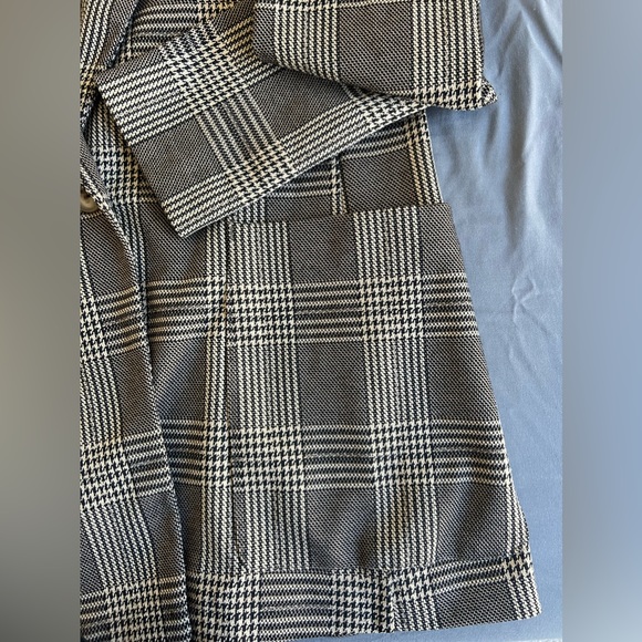 18. H&M Plaid Pattern Lapel Blazer/Coat - Picture 4 of 8